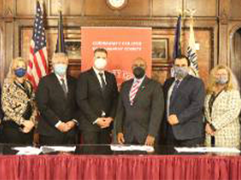 Attending the project announcement are (left to right): Brandon Rose, Sales Director- Northeast, Enlighted; Jody Resnick, VP, Sales, Enlighted; Dave Hopping, CEO, Siemens Smart Infrastructure – Regional Services and Solutions; Stefan Schwab, CEO, Enlighted; Dr. Quintin Bullock, President, CCAC; Carlo Vazquez, VP & Chief Facilities Officer, CCAC; Dr. Debra Roach, VP of Workforce Development, CCAC; Dr. Brian McCloskey, VP of Finance, CCAC